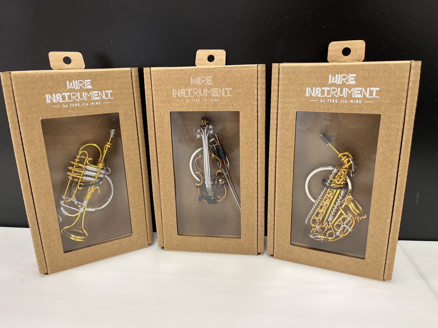 皆様こんにちはー!!音楽雑貨担当の川原ですー!!今回、ご紹介するのは「楽器ワイヤーキーホルダー」が新しく仲間入りしましたのでご紹介をさせていただきます♪とても可愛いのでプレゼントにもとってもオススメですよ!! CONTENTS担当スタッフをご紹介♪担当スタッフをご紹介♪