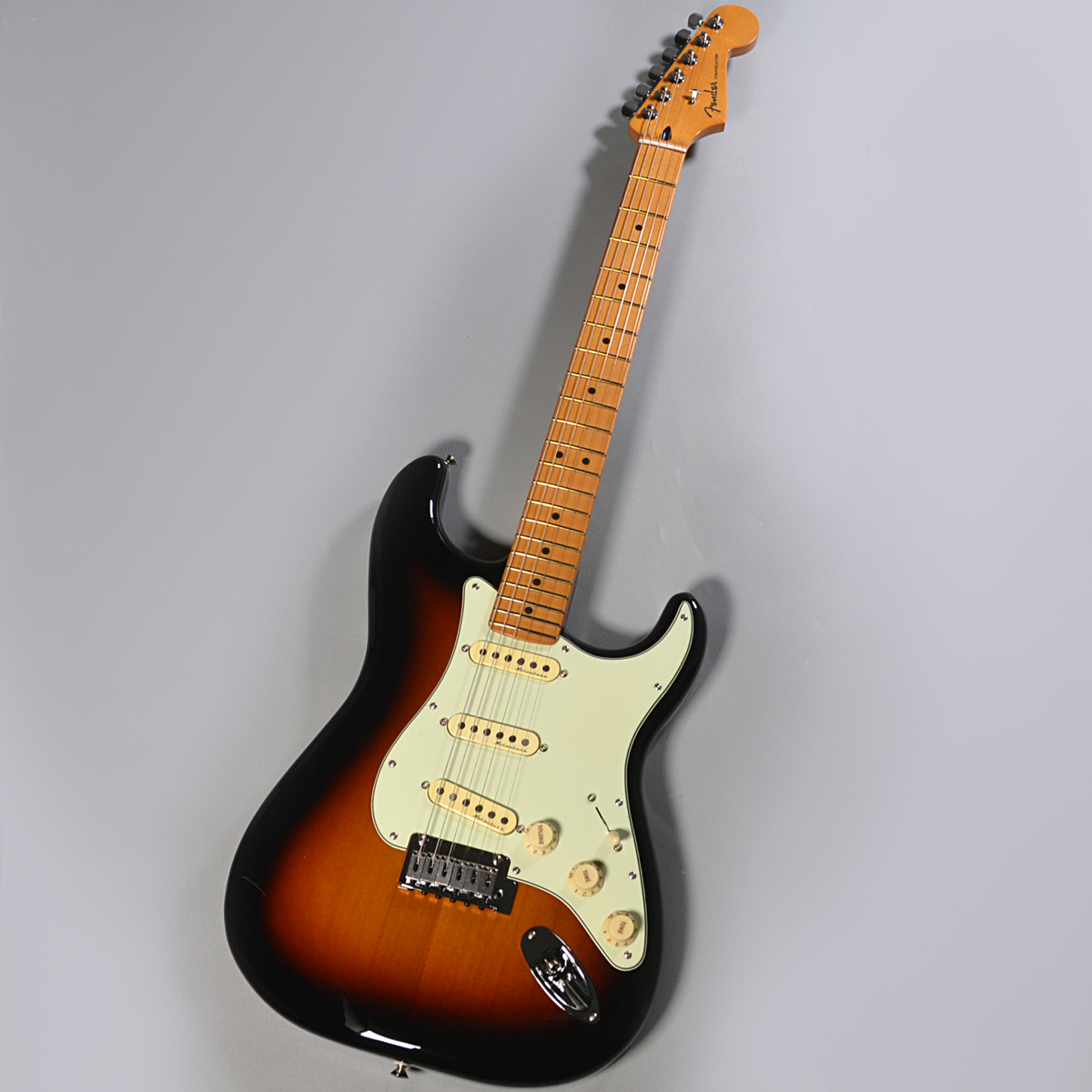 FenderPlayer Plus Stratocaster Maple Fingerboard 3-Color Sunburst