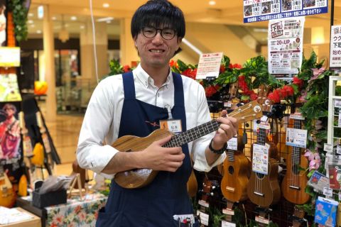 スタッフ写真 ウクレレ/楽譜/音楽教室担当/ギター&ピアノアドバイザー 松本