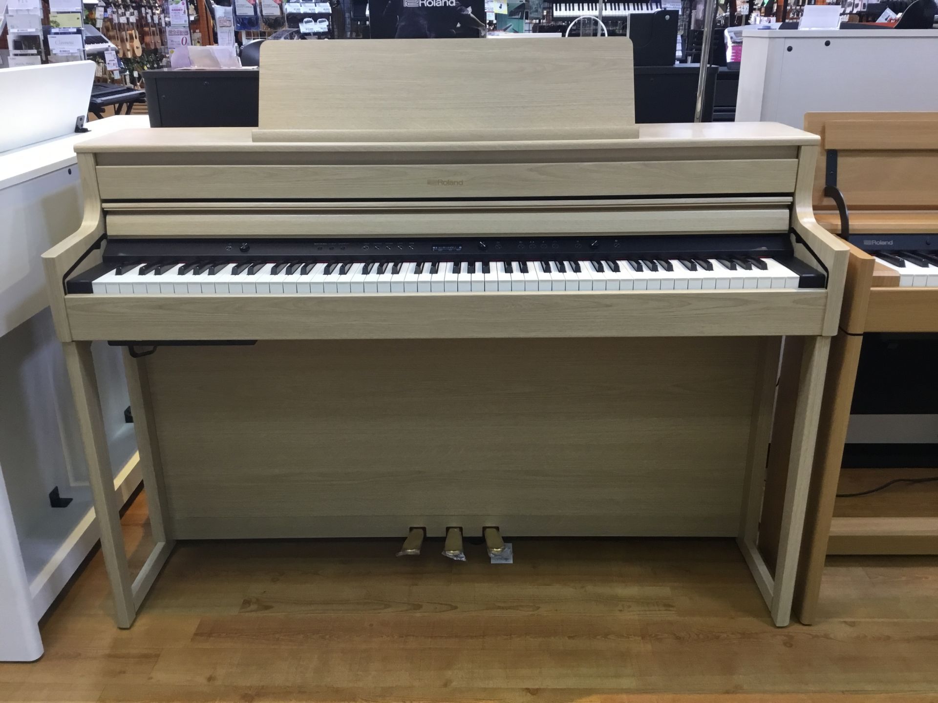 *Rolandの新機種展示しています！ 上位モデルLXシリーズのデザインを受け継いだ「HP700」シリーズ。ピアノを弾くことで生活に彩りを与える、そんなホームピアノを目指して作られました。 **Roland HP702 ]] HP702の価格帯では初の「スーパーナチュラルピアノ・モデリング音源」を採 […]