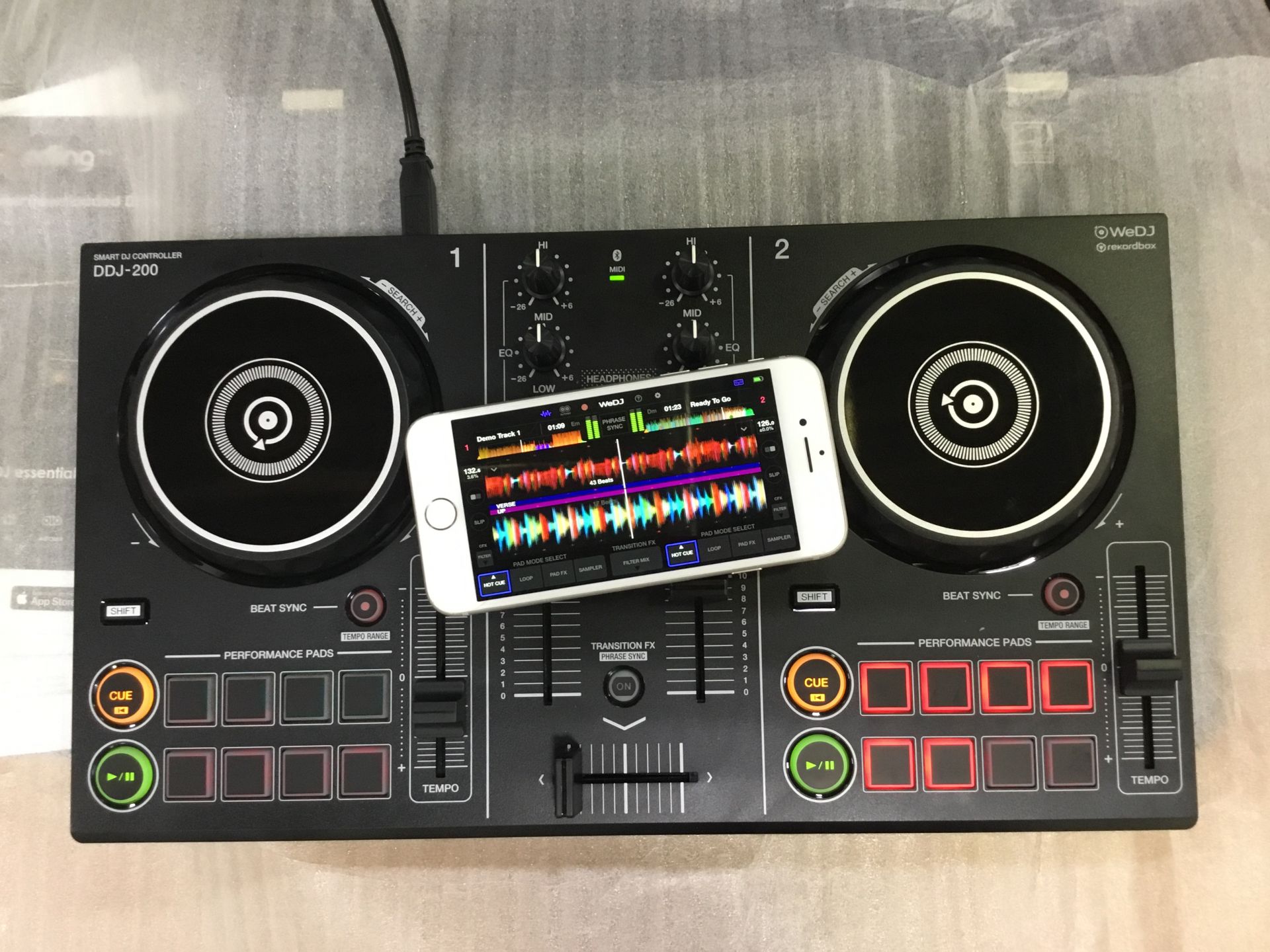 Pioneer DJから発売された入門機DDJ-200が予想以上に扱いやすく初心者にも超オススメできるDJコントローラーなんです！ 付属のUSBケーブルで本体の電源をとって、スマホとはWi-Fiで繋ぐだけです。繋ぎ方、使い方が分からなくてもチュートリアル機能があるので初めてでも間違えることなく確実に […]