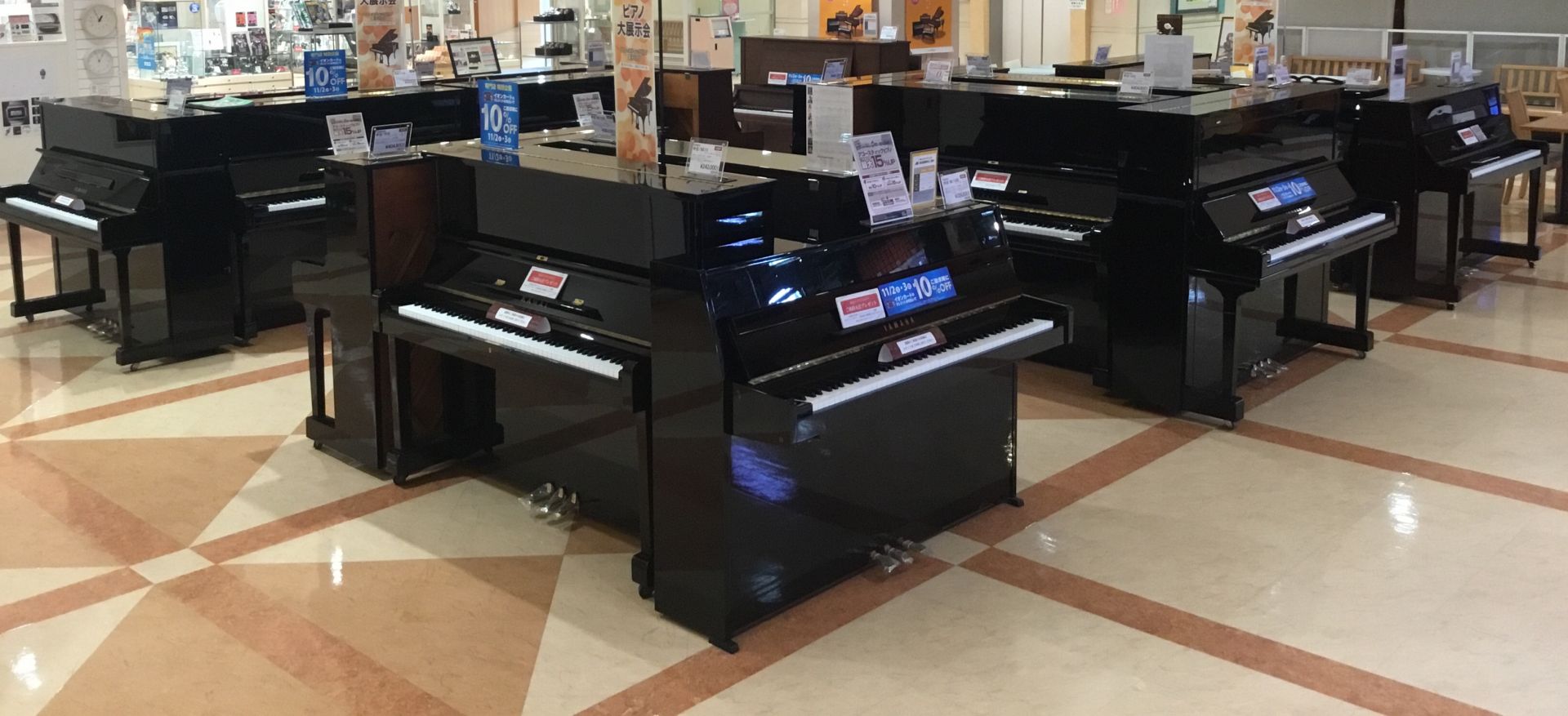 [!!11月1日（金）～10日（日）!!]の期間、店舗前特設フロアにて『ピアノ大展示会2019秋』を開催中です。]]展示会期間中は普段はお店に展示していないピアノを含め、20万円台のお買い得な優良中古から消音機付きサイレントアップライトピアノや高級機種までたくさんのピアノを展示しております。 また、 […]