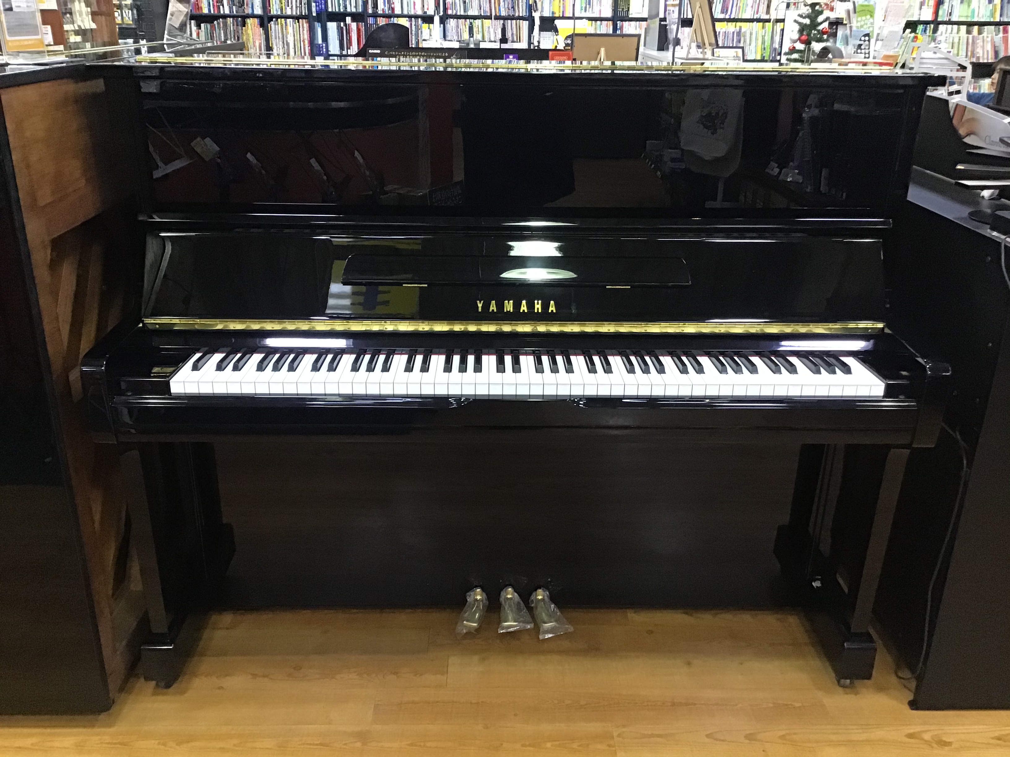 *展示品入れ替えのため一台限りの大特価！ **YAMAHA U100 （1995年製） やわらかな響きで全音域のバランスも良く、タッチ音色ともにしっかりとしたピアノです。セミアンダーフェルト仕様。高さ121cmタイプなので小さなお子様でも高さによる圧迫感も少なく、且つ上品な佇まいです。 今回展示品入 […]