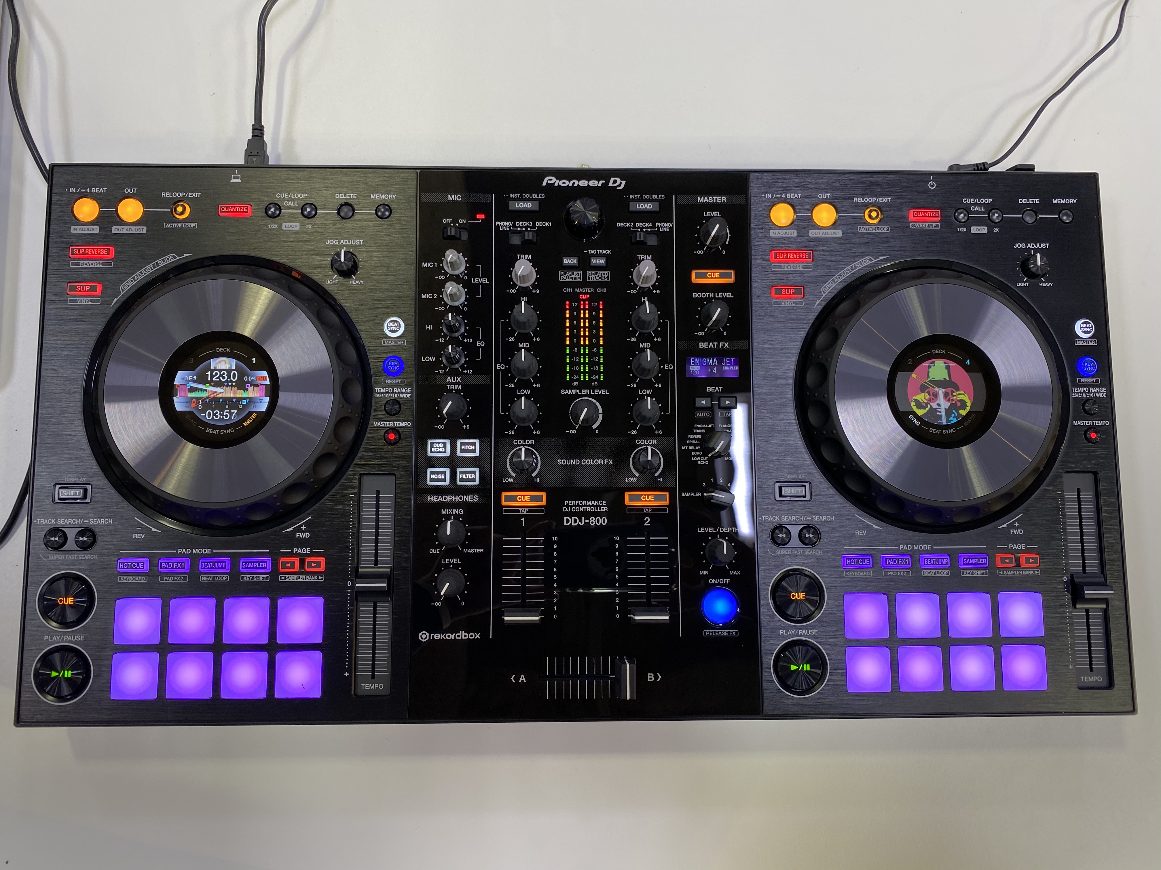 *人気の「DDJ-1000」 の演奏性を引き継ぐ2チャンネルDJコントローラー「DDJ-800」のご紹介。 こんにちは、佐賀店DJ機器担当の大渕です。]]佐賀店に本日入荷のパイオニア　DDJ800をご紹介します！ ***ジョグの中心に液晶ディスプレイを搭載 再生時間、BPM、波形などの楽曲情報や、現 […]