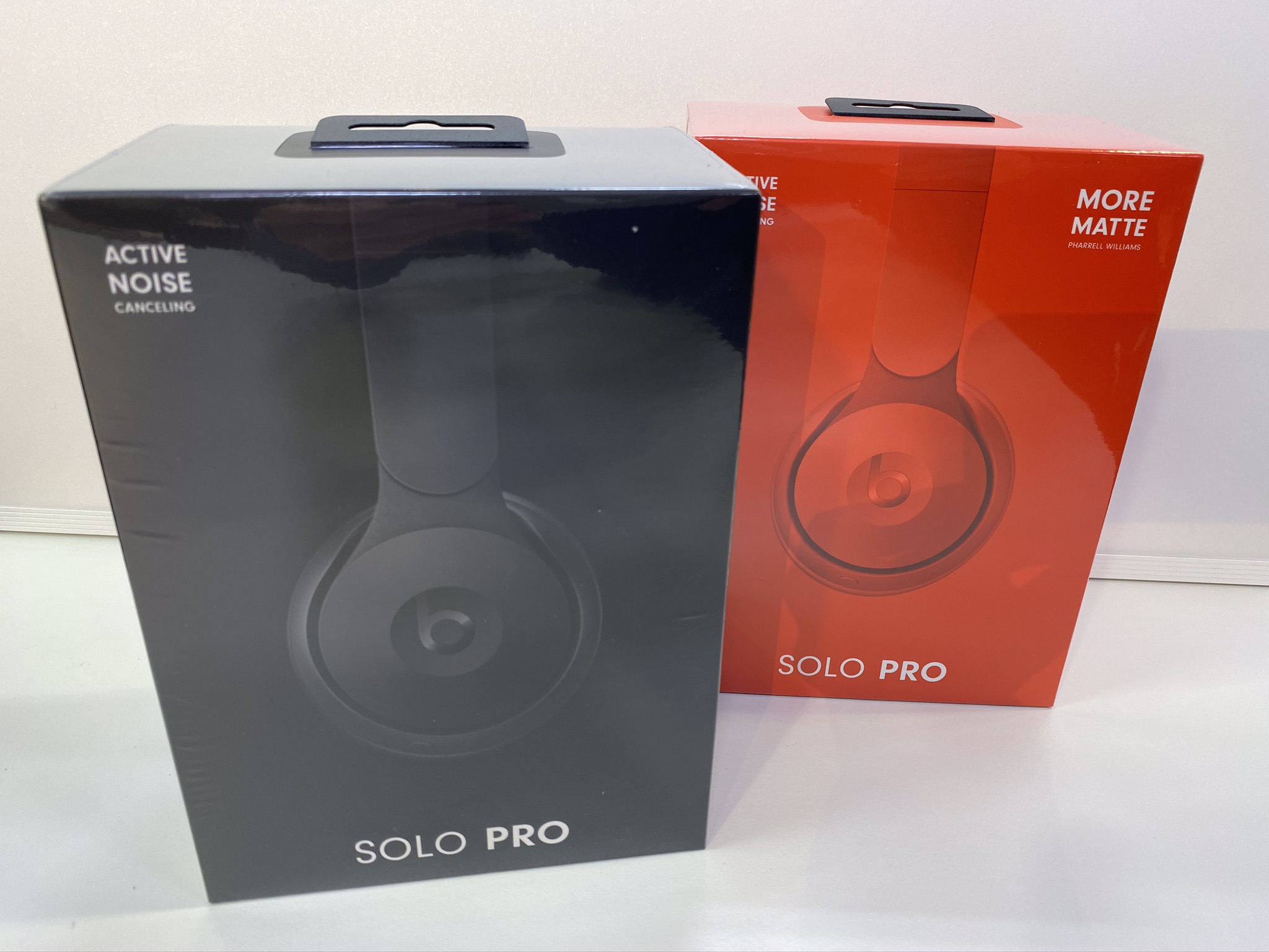 beatsが、ノイズキャンセリング搭載のオンイヤー型ワイヤレスヘッドフォン「Solo Pro」を発売です！ 「Solo Pro」は、アクティブノイズキャンセリング（ANC）と Transparency の2つの再生モードを搭載。ご使用する環境によってサウンドを切り替えることができることができます。ま […]