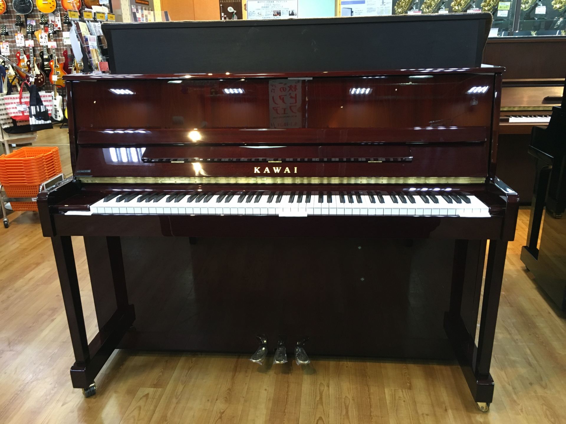 **KAWAI K-114SN 新品 |*品番|K-114SN| |*価格|[!￥698,000（税込）!]| |*詳細|良質のマホガニー材を使用。高級感あふれるデザインと指触りの良い鍵盤。輪郭のはっきりしたクリアな音色をお楽しみいただけます。鍵盤蓋がゆっくり閉まるソフトフォールシステム鍵盤蓋を装備 […]