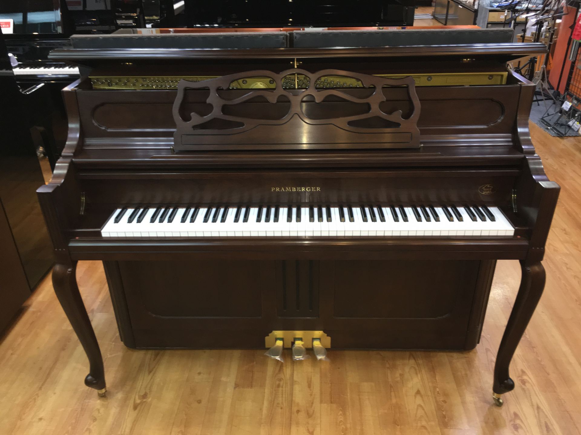 【新品アップライトピアノ】PRAMBERGER PV110F（LW）