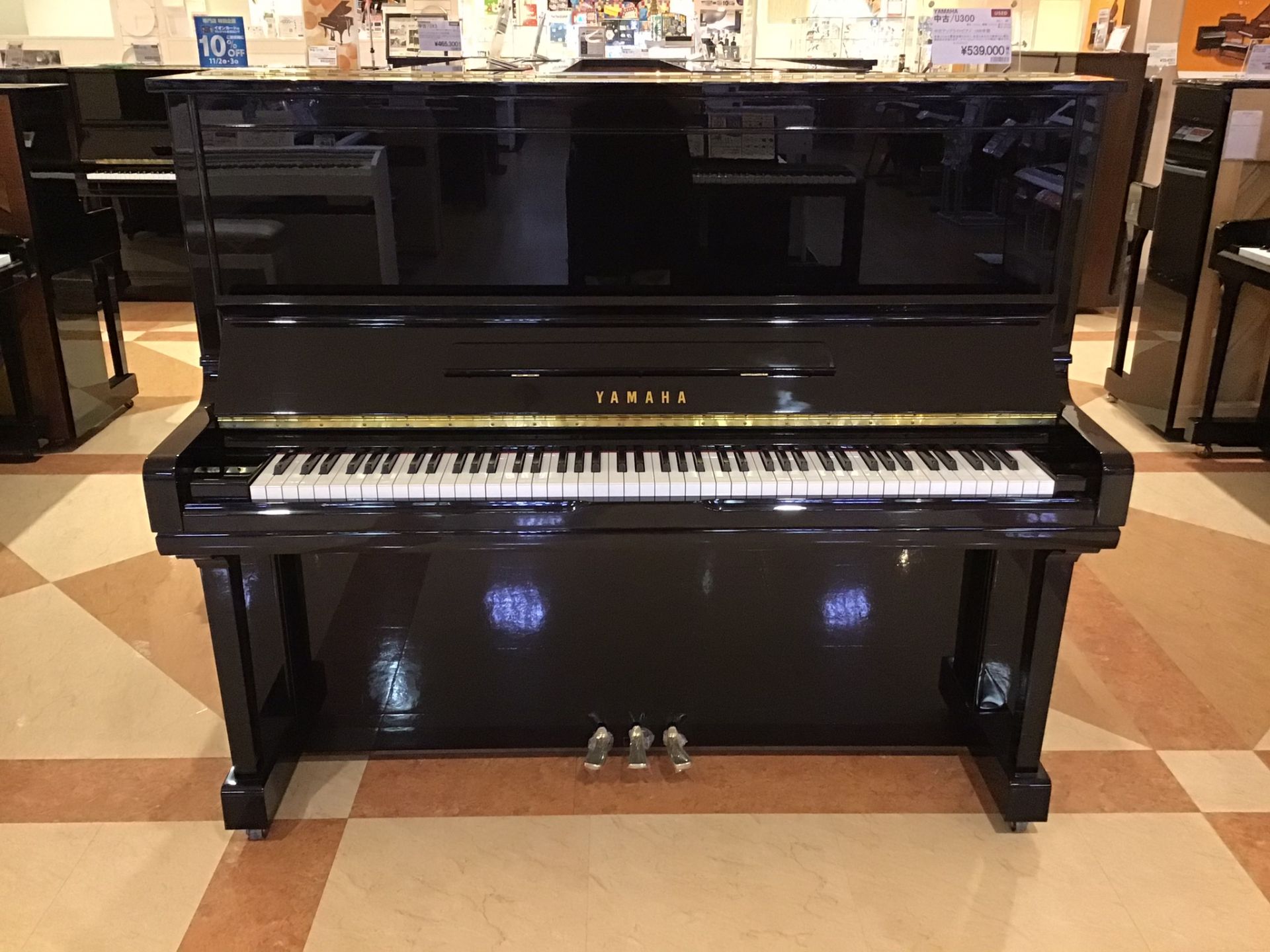 **YAMAHA U300 1996年製 |*品番|U300| |*販売価格|[!￥627,000(税込)!]| |*詳細|背高131cmで響板面積も大きく、弦長もあるので表現力に優れ弾き応えがあります。ヤマハらしいストレートで明るい響きです。| |*サイズ|高さ：131cm]]横幅：153cm]] […]