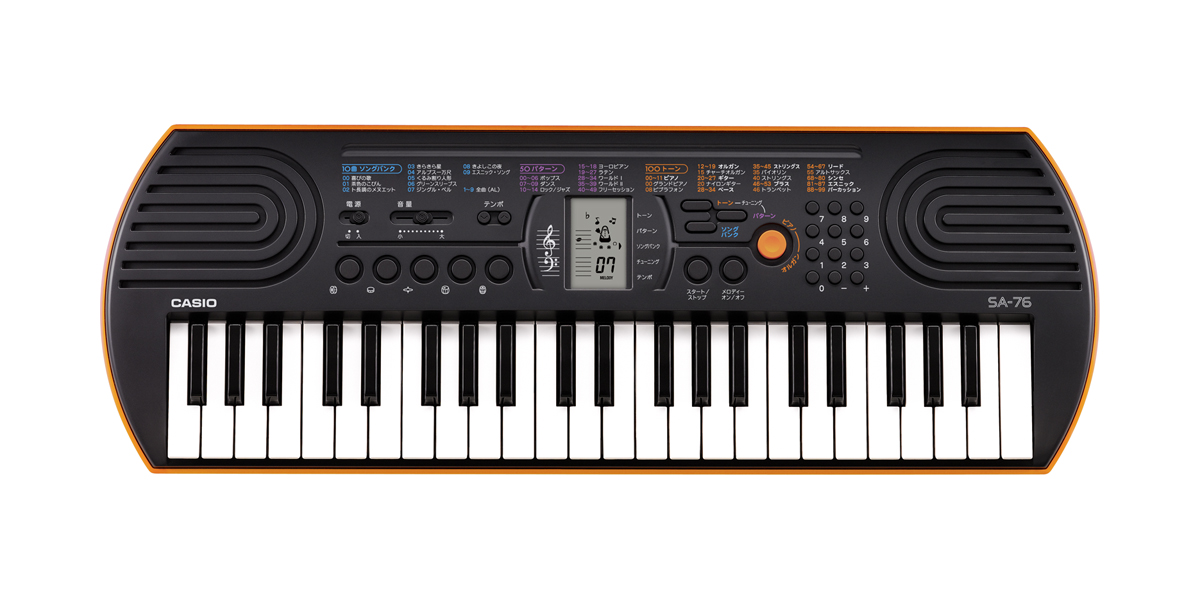 **CASIO / SA-76 |*型名|*販売価格（税込）| |SA-76|[!￥¥6,468!]| ***スタッフのおススメポイント 100種類のいろいろな音で楽しめる、10曲ソングバンク内蔵の44鍵のミニキーボード。音が鳴る5種類のドラムパッドも搭載。キュートなボディと楽しい機能。内蔵曲のメロ […]