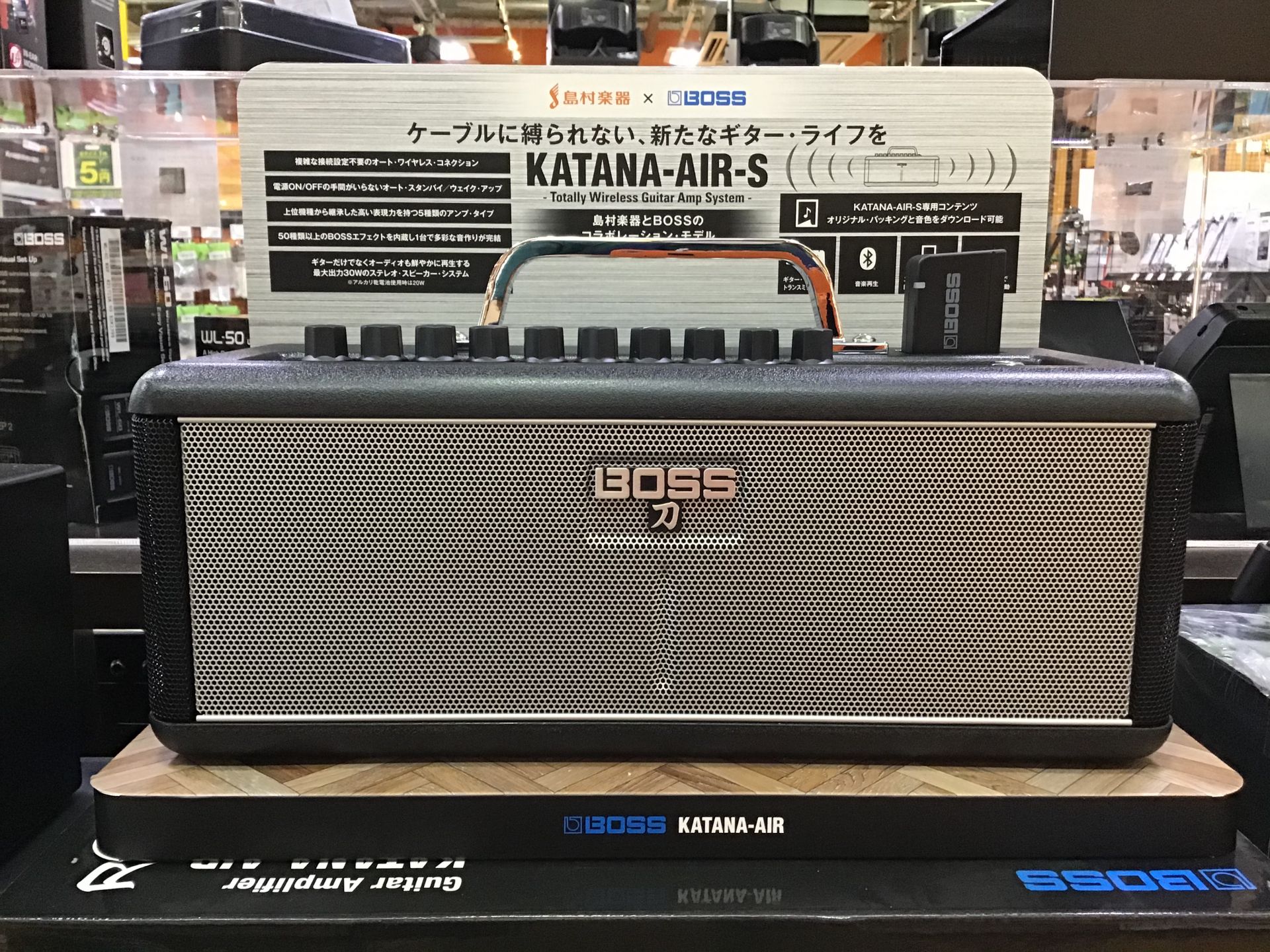 *島村楽器×BOSS コラボ商品『KATANA‐AIR-S』 BOSSより、島村楽器とのコラボレーション商品の『KATANA‐AIR-S』が当店にも入荷しました♪ 超低レイテンシーで高音質のギター・サウンドを再生する完全ワイヤレス・ギター・アンプです！ワイヤレスになるので、ギター演奏時にコードが邪魔 […]