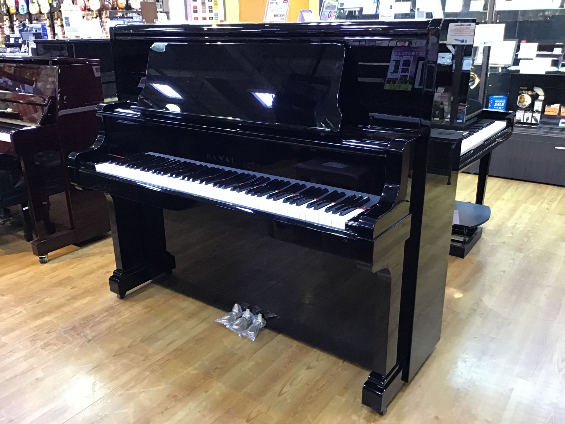 **KAWAI US65 1986年製 |*販売価格（税込）|[!ご成約!]| |*サイズ|高さ：132cm]]横幅：154cm]]奥行：67cm]]重量：270kg| 佇まいも音もさすがハイグレード！グランドピアノと同じ形状の外付け譜面台。]]譜面台の裏には本体内部に音がこもらないように搭載された […]