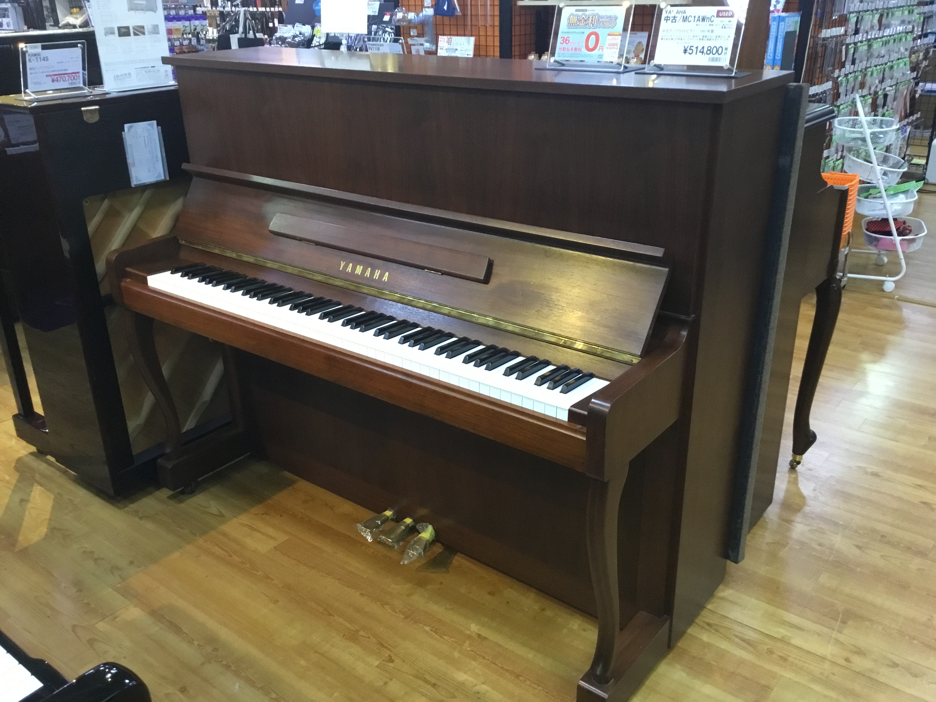 **YAMAHA MC1AWnC |*販売価格（税込）|[!￥514,800!]| |*サイズ|高さ：121cm]]横幅：150cm]]奥行：61cm]]重量：208kg| セミアンダーフェルトハンマー採用。明瞭な音の鳴りが特長の猫脚デザインも魅力的。最近は中古市場でも見かけることが少なくなったYA […]