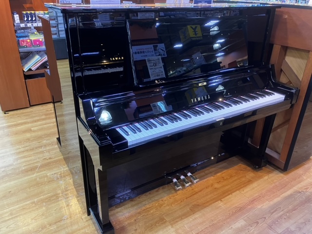 CONTENTSYAMAHA UX5 (1987年製）YAMAHA UX5 (1987年製） （機種参考画像） 交差状X支柱を採用。艶やかな深みのある音色と洗練された高級感のあるデザイン。上級モデルならではのグランドピアノ式譜面台、高音部の倍音が豊かなアリコート式弦押さえ、中低音アグラフ、ソステヌー […]