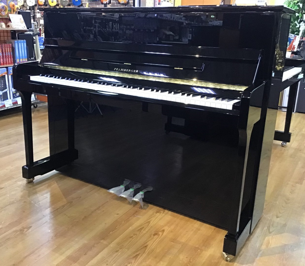 新品特価アップライトピアノ【展示品入れ替えのため】PRAMBERGER PV115　EBHP