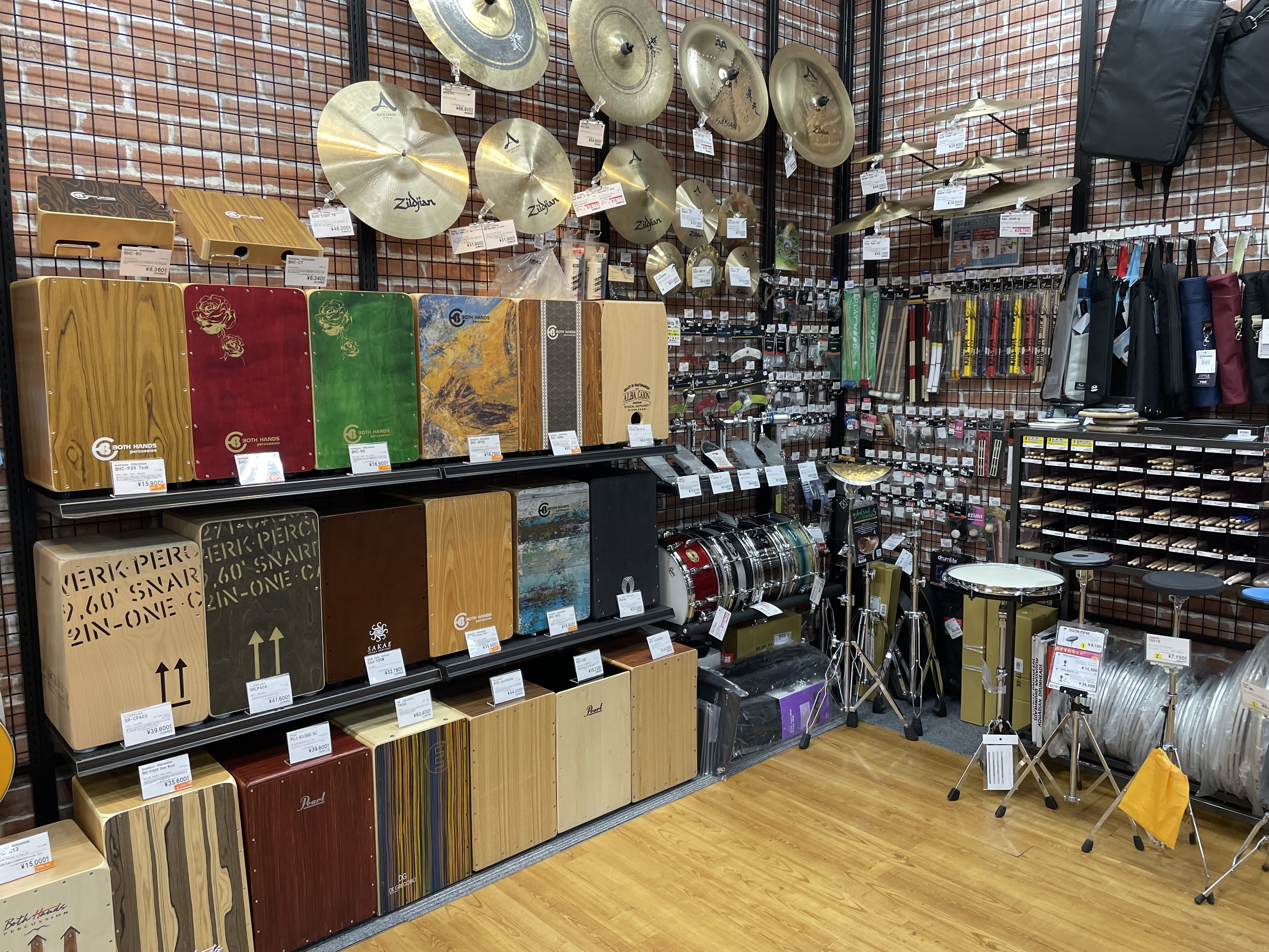 皆様こんにちは！！イオンモール佐賀大和店　パーカッション盛り上げ隊長の山本です！！イオンモール佐賀大和店では来たる12月27日（金）にカホン体験会　記念すべき第1回を開催致します！！ CONTENTSカホン体験会　記念すべき第1回を開催致します！日時当店カホンラインナップお問い合わせカホン体験会　記 […]