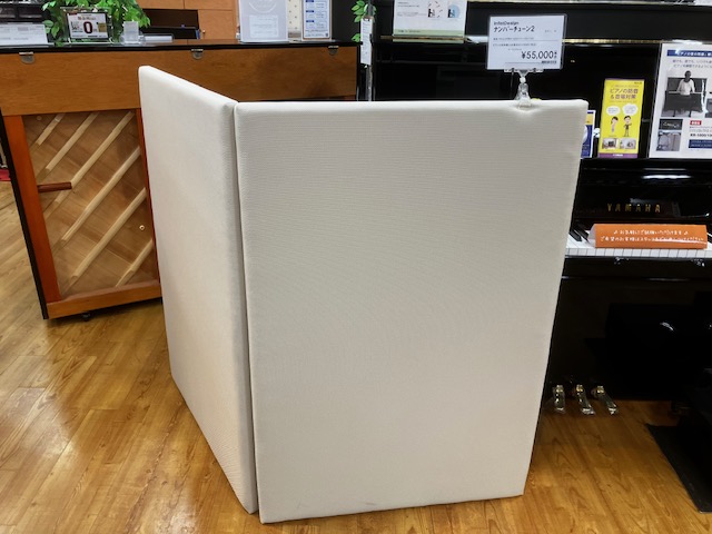 置くだけで隣室への音漏れ軽減、反響音を吸収 周囲への音漏れが心配で今までアップライトピアノが使用できなかった方々へもオススメの吸音パネルです。 島村楽器イオンモール佐賀大和店には展示品がございますので、その効果を実際にお試しいただけます。 旧商品から進化しました。素材見直しにより驚くほど軽量化されて […]