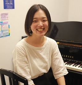*大屋 かなみ（おおや かなみ）　担当曜日:水曜日 *講師プロフィール 東京音楽大学器楽専攻(ピアノ)卒業、同大学院鍵盤楽器研究領域(伴奏)修了。 ソロの演奏の他、室内楽、歌曲伴奏、和声も専門的に学ぶ。 ピアノを弾く楽しさ、音楽の楽しさをお伝えします！ *講師からのコメント ピアノが弾けるようになる […]