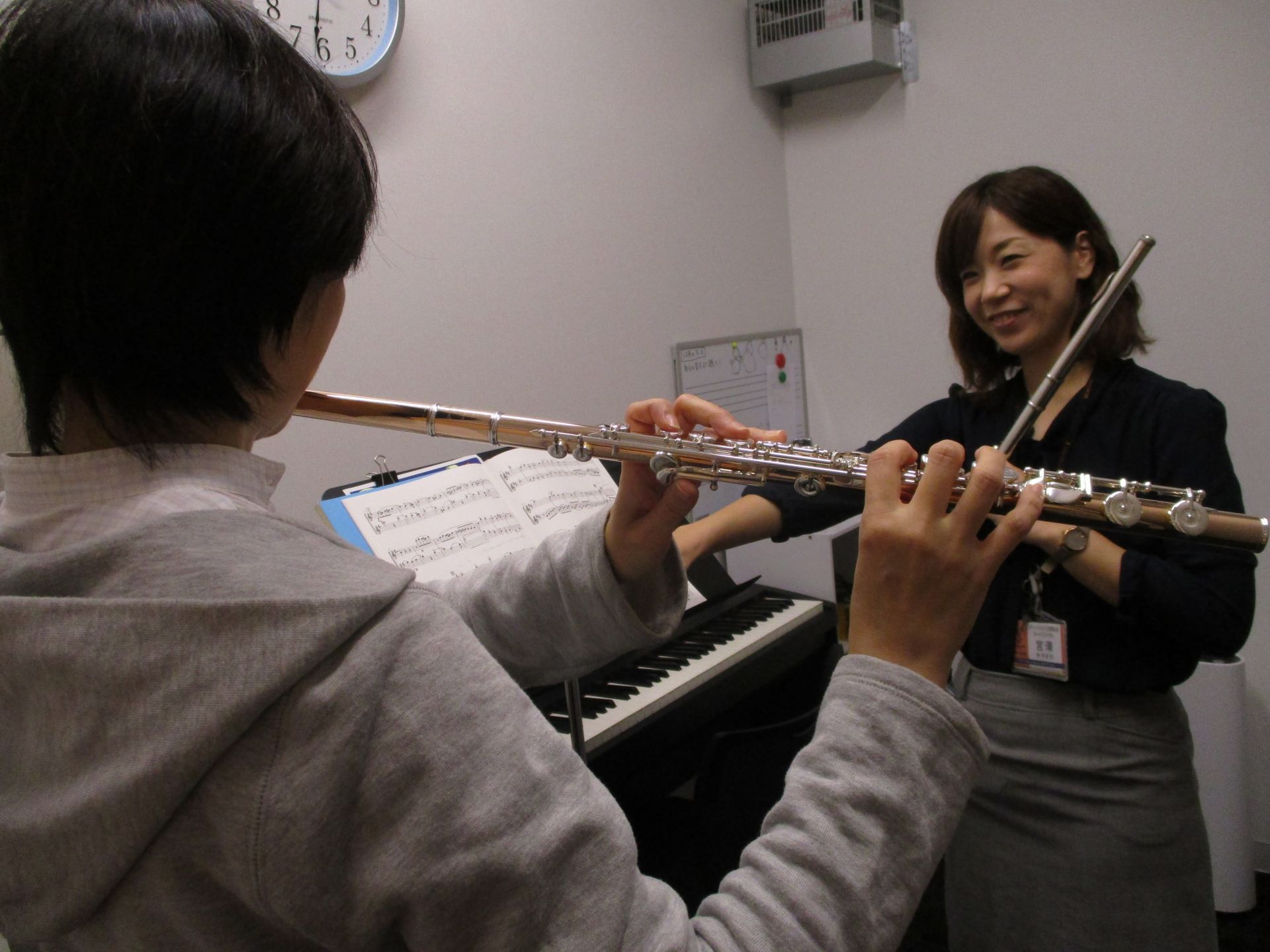 *学生時代から約30年ブランクあり。でも今が一番楽しい！！Mさん(女性・フルートレッスン三年目)にインタビューしました！ 中・高校生時代に、吹奏楽部でフルートを担当されていたMさん。約30年ブランクがあり、楽しめるかな？と不安もあったそうですが、今ではとても練習熱心で、どんどん上達されています！そん […]