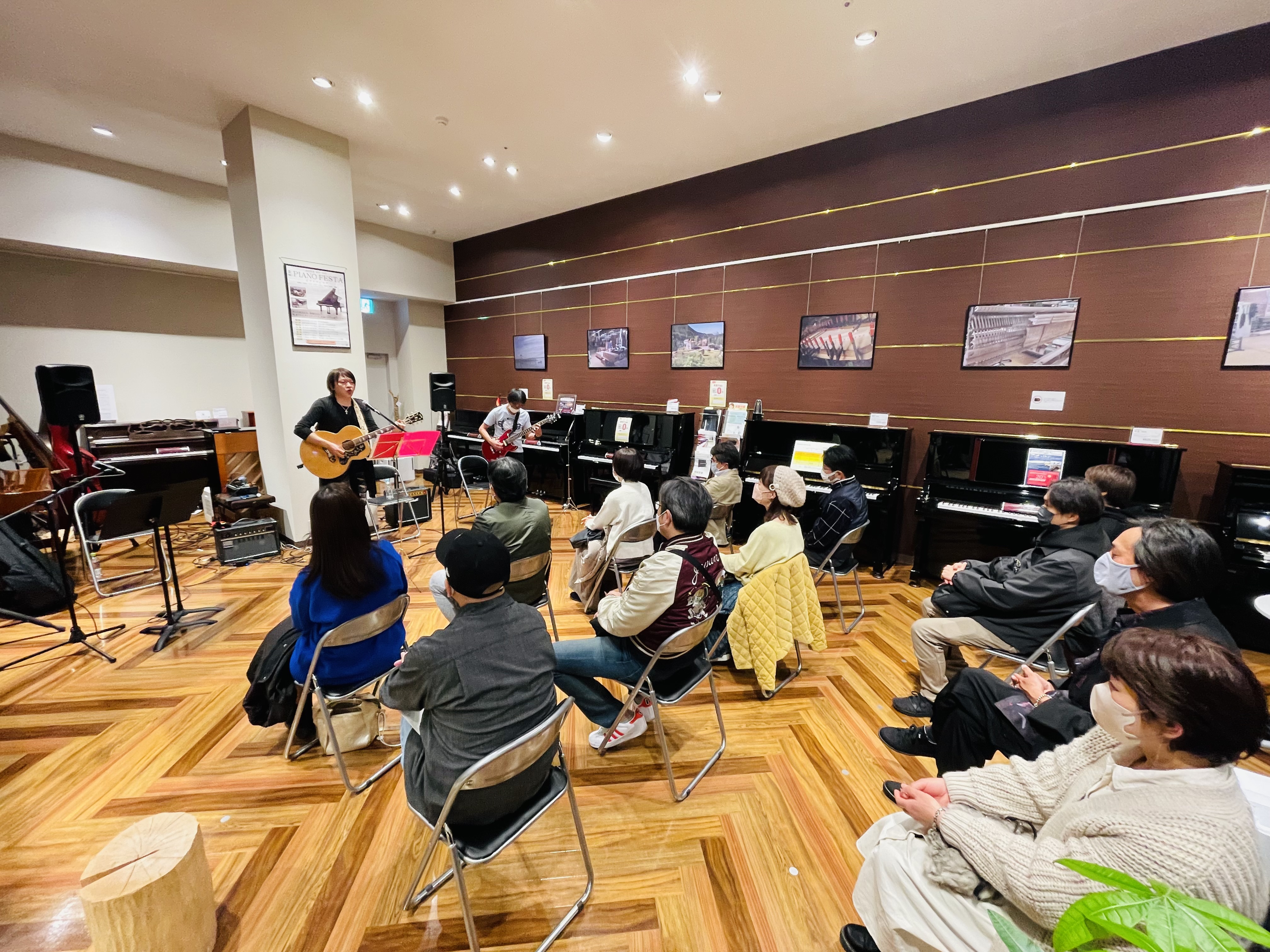 島村楽器コクーンシティさいたま新都心店、サークル担当の大友です。 12/18(日)にコクーンシティさいたま新都心店ピアノショールームにてクリスマスインストアライブを開催致しました！ 約20名の方にお越し頂き、大盛況でした！ ご出演頂きました6組の皆様、お疲れ様でした！ 初めてライブをする方も多く、と […]