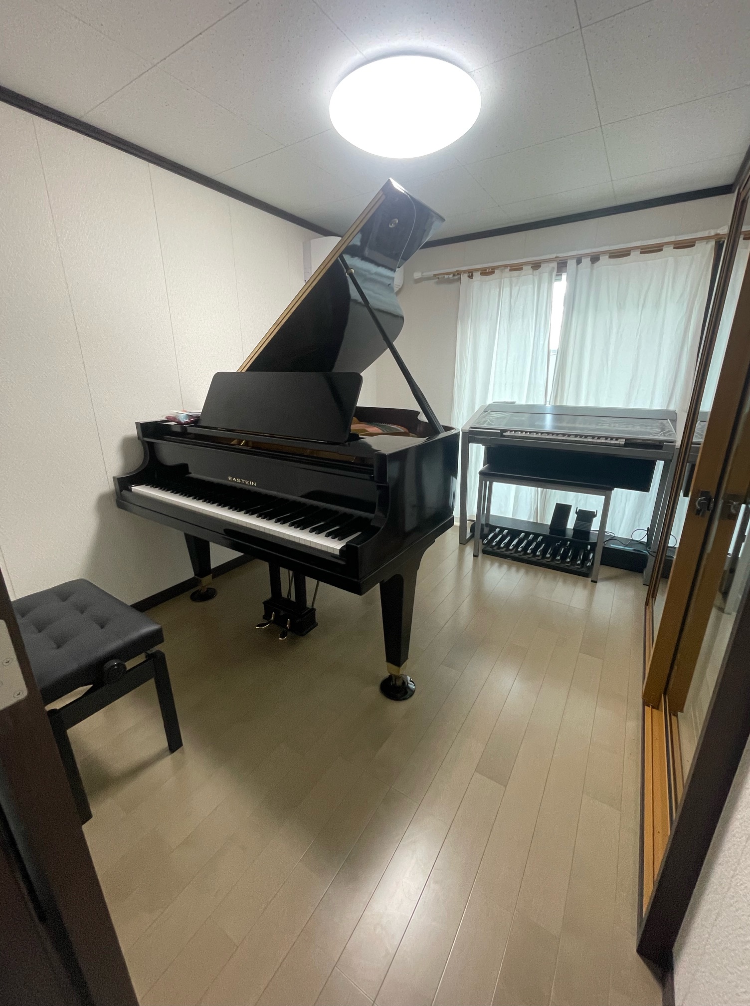 島村楽器コクーンシティさいたま新都心店の防音担当の大友です。 お客様のご自宅にご納品させていただきました防音室を紹介するコーナーです。 様々なヴァリエーションの防音室を紹介していきますので、是非ご参考にしてください。 CONTENTS【ご提案図】KAWAI　ルームプラン　OHX　Dr-35オーダータ […]