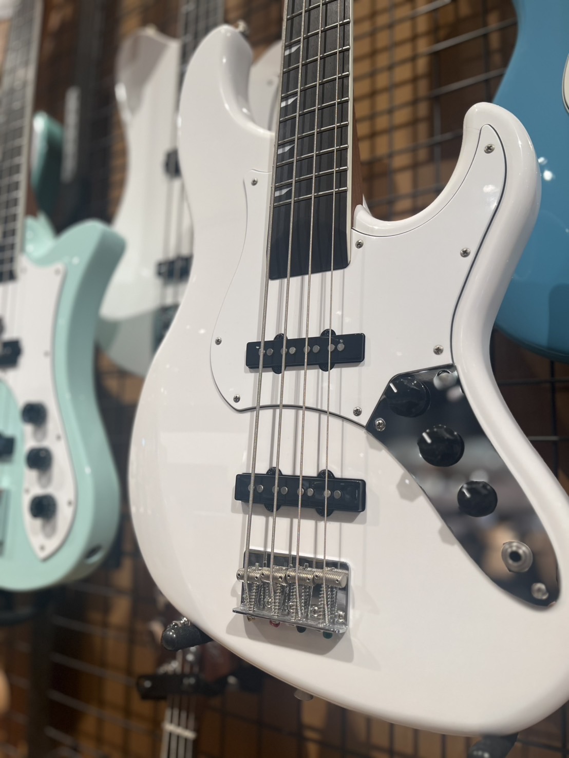 バンドでベース担当になった、低音のずっしりした音が好き！などベースを始めるみなさま、選び方をお伝えいたします。ご参考になれば幸いです♪ CONTENTS予算で選ぶベースの種類で選ぶ初めての方におすすめのエレキベースご自宅で練習できる動画配信サービス「ギターセンパイ」弦交換・メンテナンスも承ります！予 […]