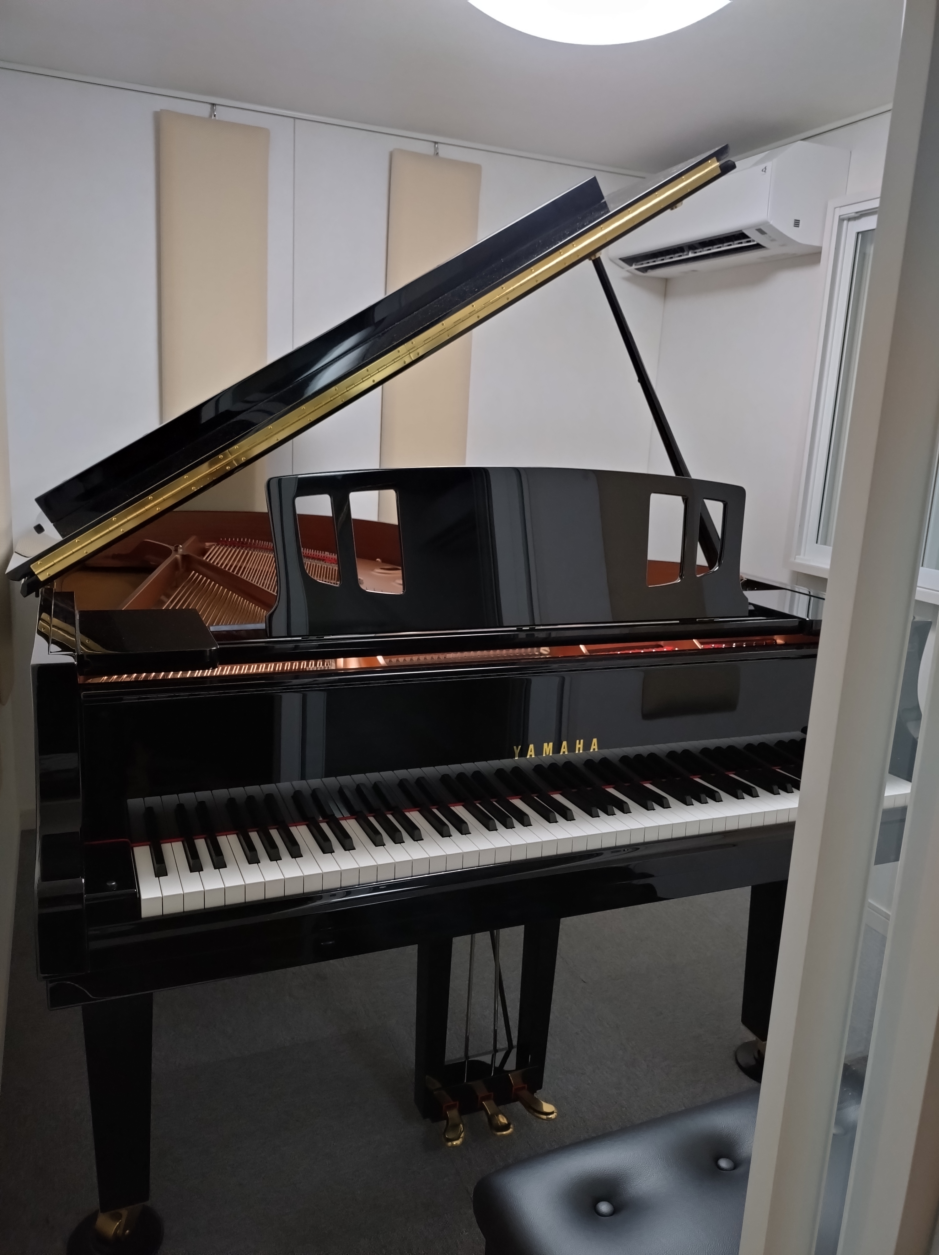 島村楽器コクーンシティさいたま新都心店の防音担当の大友です。 お客様のご自宅にご納品させていただきました防音室を紹介するコーナーです。 様々なヴァリエーションの防音室を紹介していきますので、是非ご参考にしてください。 CONTENTSKAWAI　MHCX22-26Hi(3.7畳/Dr-35/Hiタイ [&hellip;]