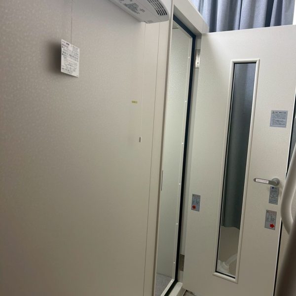【中古】YAMAHA  セフィーネNS<br />
型名：AMDRB20HR高遮音フード付<br />
スペック：Dr‐35／2.0畳／標準壁<br />
ドア：左吊元／外開き<br />
クリアランス本体価格：1,009,000円（税込）<br />
※配送組立料金別途<br />
換気扇室内側のフードがワンランク上の仕様<br />
クリアランス価格