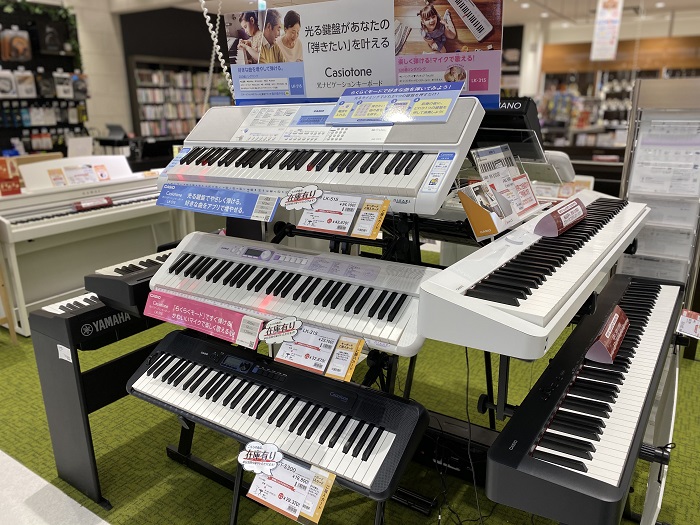 皆様こんにちは！]]ピアノ担当の吉野です！ 島村楽器イオンモール堺北花田店は、大阪市・堺市・松原市・羽曳野市・和泉市・藤井寺市・大阪狭山市・富田林市・河内長野市など、南大阪を中心に様々なエリアからお越し頂いております。 こちらのページは当店のキーボード総合案内となります。ヤマハ・カシオ・ローランドの […]