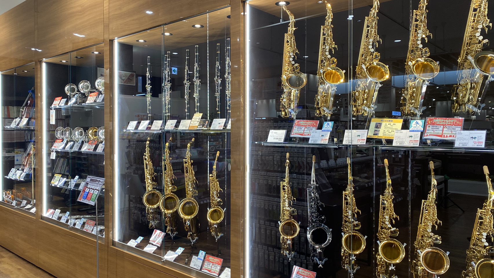 CONTENTSサックス≪SAXOPHONES≫フルート≪FLUTES≫クラリネット≪CLARINETS≫トランペット≪TRUMPETS≫　【カジュアル管楽器】ヴェノーヴァ≪VENOVA≫サックス≪SAXOPHONES≫ 1840年代初頭にアドルフ・サックスによって発明された楽器。吹奏楽はもちろん、 […]