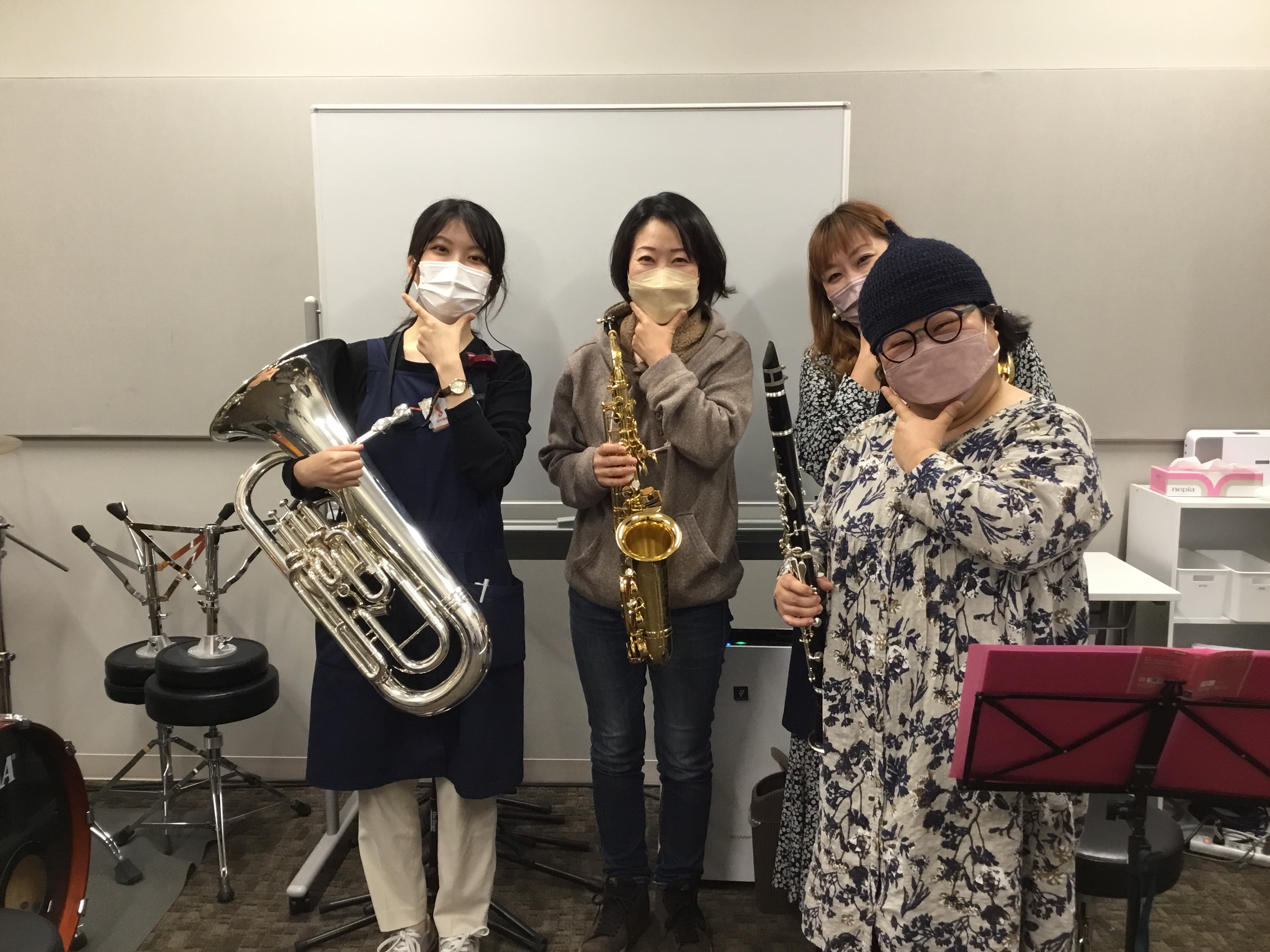 みなさまこんにちは！管楽器サークル担当の原田です！ 3月28日に開催した第6回目のサークルの様子をお届けいたします♪ 昼の部は「花は咲く」と「威風堂々」を練習！ 今回の新曲は「花は咲く」です！この時期になると良く耳にする曲の一つですよね。 本日、昼の部で初参加頂いたサックスの方は、当店の音楽教室に通 […]