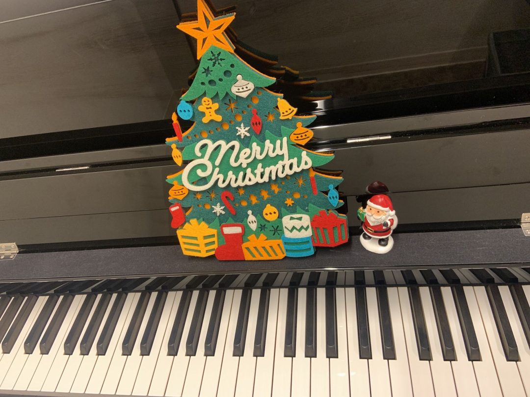 皆さまこんにちは！ピアノインストラクターの藤原です。インストラクターブログVol.4です♪ 今日はクリスマスですね！皆さまいかがお過ごしでしょうか？藤原はケーキとチキンを食べてクリスマスっぽさを満喫しました（笑） 今年はこのような状況なのでお家でゆっくり過ごされる方も多いのではないかなと思いますが、 […]