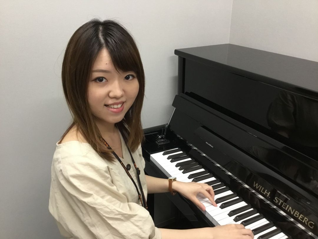 皆さま初めまして！ピアノインストラクターの藤原麻里菜です。 普段はお店の奥にある音楽教室でレッスンしていますが、それ以外のときはエプロンを着て店頭に立って接客しています！よかったらお声かけてくださいね♪ これからシマブロでインストラクターブログを更新していくことになりました！作曲家紹介や演奏動画など […]