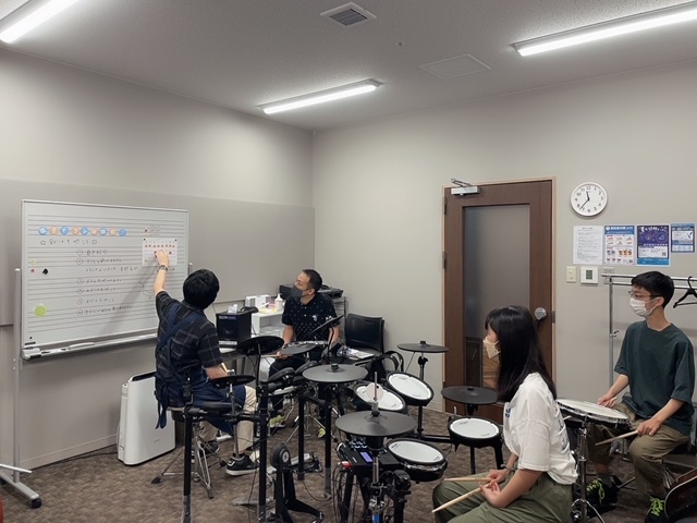 CONTENTS電子ドラム体験会開催致しました！2022/6/19 (日)電子ドラム体験会って・・・？電子ドラム体験会の模様をお届け♪電子ドラム体験会開催致しました！2022/6/19 (日) 2022/6/19（日）に店内スタジオにて電子ドラム体験会を開催いたしました♪こちらのページではその模様を […]