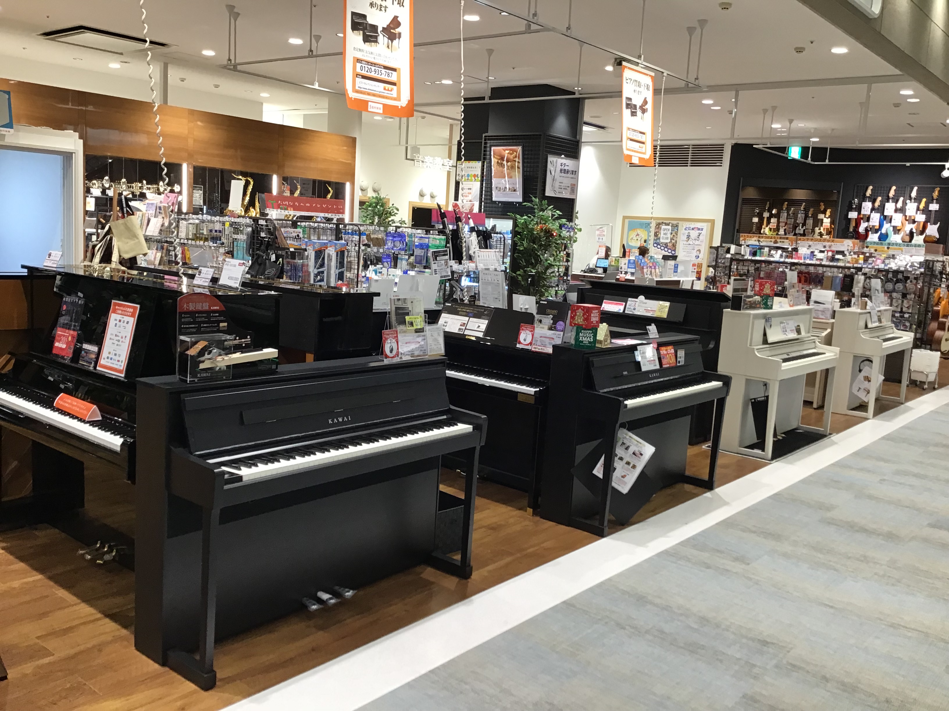 島村楽器イオンモール堺北花田店は大阪エリアで大人気のショッピングモールイオンの3階にある総合楽器店です。地下鉄「北花田駅」から徒歩約2分と駅近のショッピングモールです。 人気メーカーの電子ピアノ・アコースティックピアノを常時展示中！豊富なラインナップで解放的な空間で気軽に全機種お試しいただけます！ど […]