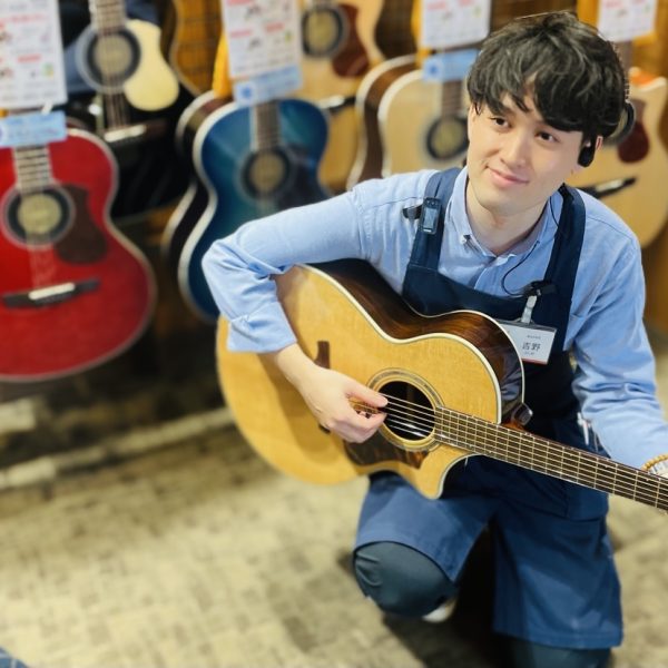 ギターアドバイザー　<br />
吉野(よしの)<br />
<br />
現在も、Ginger Lilyというバンドで大阪市内を中心に活動しております。<br />
プレイヤー目線でお客様にピッタリな楽器をお選び致します！