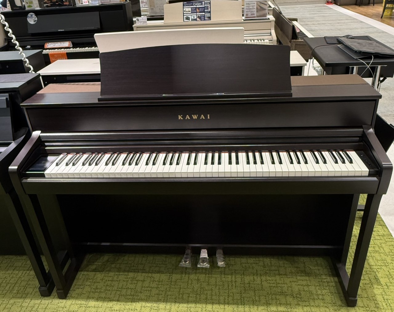 こんにちは。当店HPをご覧いただき誠にありがとうございます。電子ピアノ担当の岩田です♪ 島村楽器イオンモール堺北花田店では、ただいま店頭展示品リフレッシュのため、クリアランスセール を開催しています。 通常よりもお求めやすい価格で電子ピアノをご購入できるチャンスです♫ 【セール概要】 【ご注意事項】 [&hellip;]