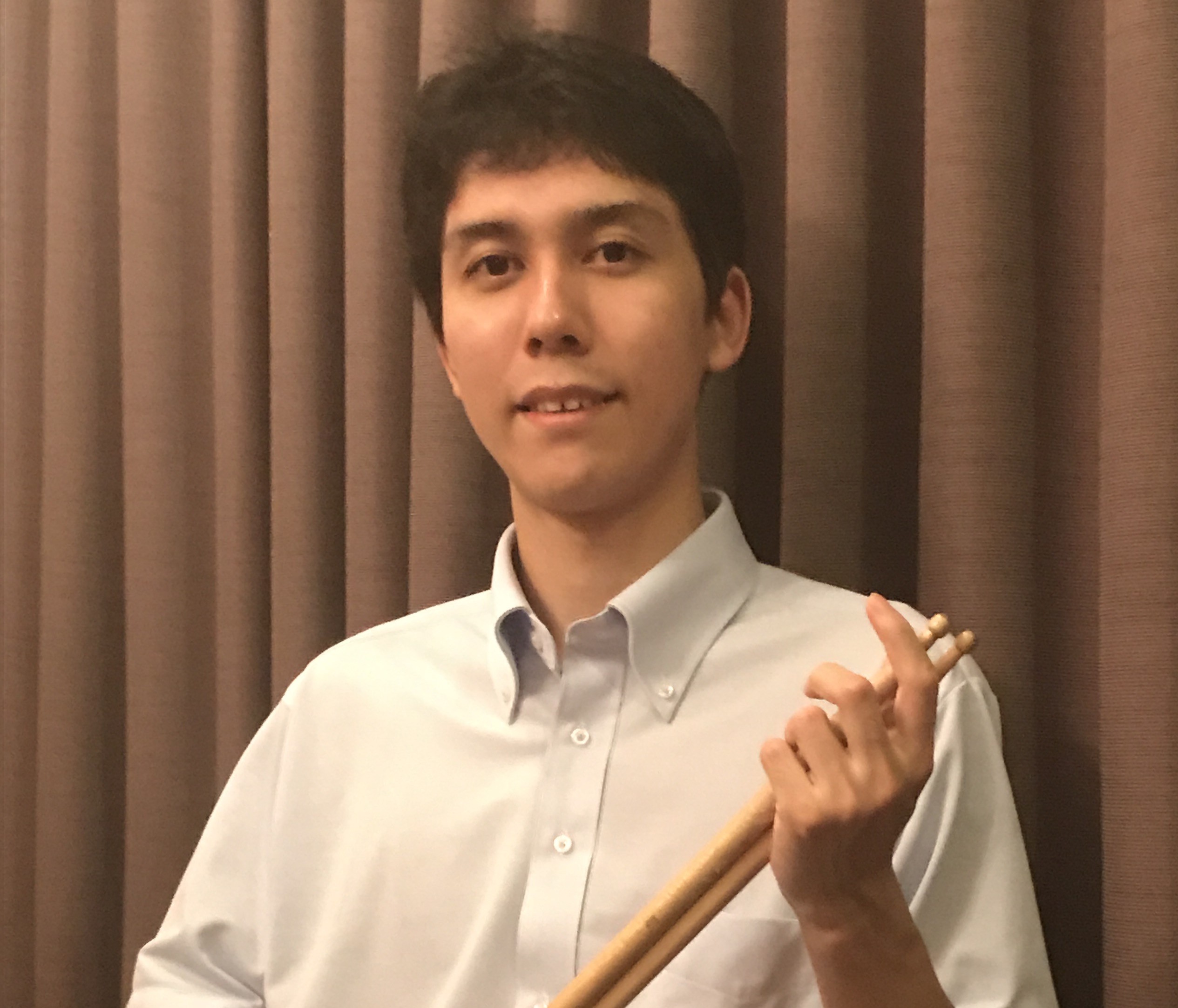 CONTENTS講師プロフィールコース概要講師インタビュー体験レッスンのお申し込み・お問い合わせ講師プロフィール 高校の吹奏楽部にてパーカッションを担当しドラムを始め、専門学校で本格的に様々なリズムや音楽理論を学ぶ。卒業後はバンド活動やDTMを使い楽曲制作などの音楽活動を続ける。 コース概要 講師イ [&hellip;]