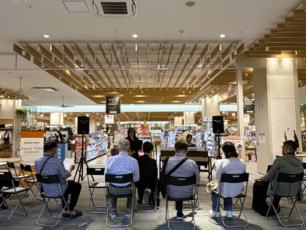 こんにちは！島村楽器イオンモール堺北花田店のピアノインストラクター　田中千尋です♪ 5月11日(月)にイオンモール堺北花田店3F ココカラファイン前にて「Sweet Time Concert」を開催いたしました！ CONTENTSSweet Time Concertとは？コンサートの様子出演インスト [&hellip;]