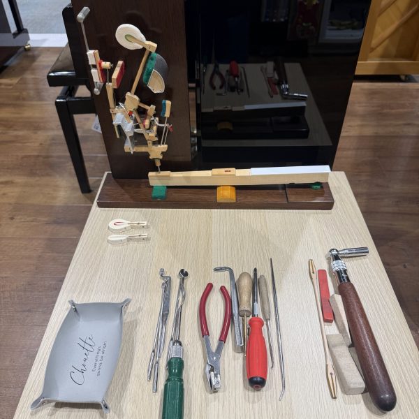 調律師さんが使っている道具たちとピアノアクションの模型