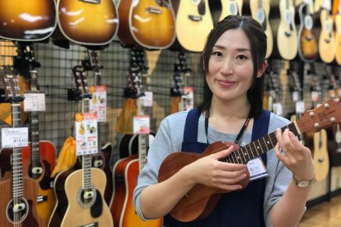 スタッフ写真 副店長、アコースティックギター、ウクレレ担当 松川