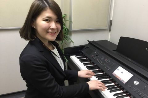 スタッフ写真 ピアノインストラクター 古川