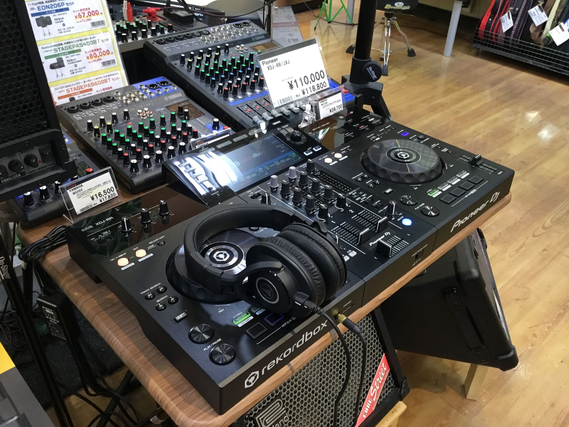 *トップDJを本気で目指すDJのための2chオールインワンDJシステム！ パイオニアの新製品XDJ-RRが佐久平店にも入荷しました！USBストレージデバイスを「XDJ-RR」に接続するだけで、楽曲の再生が可能なモデルです！ 比較的手頃な価格帯でありながら、多くのDJから支持されている「CDJ-200 […]