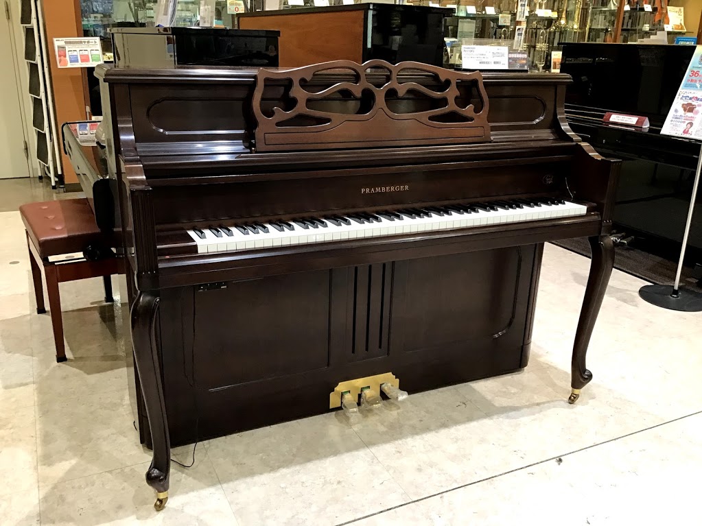 ■プレンバーガー　中古ピアノ<br />
PV110F<br />
・2009年製造<br />
・木目(ウォルナット艶消）<br />
・チッペンデール（猫足）<br />
・ご成約済