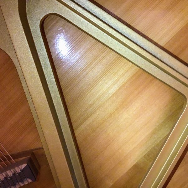 下の前パネルを開けて確認した画像です。響板、フレーム所見なく、清潔感があります。