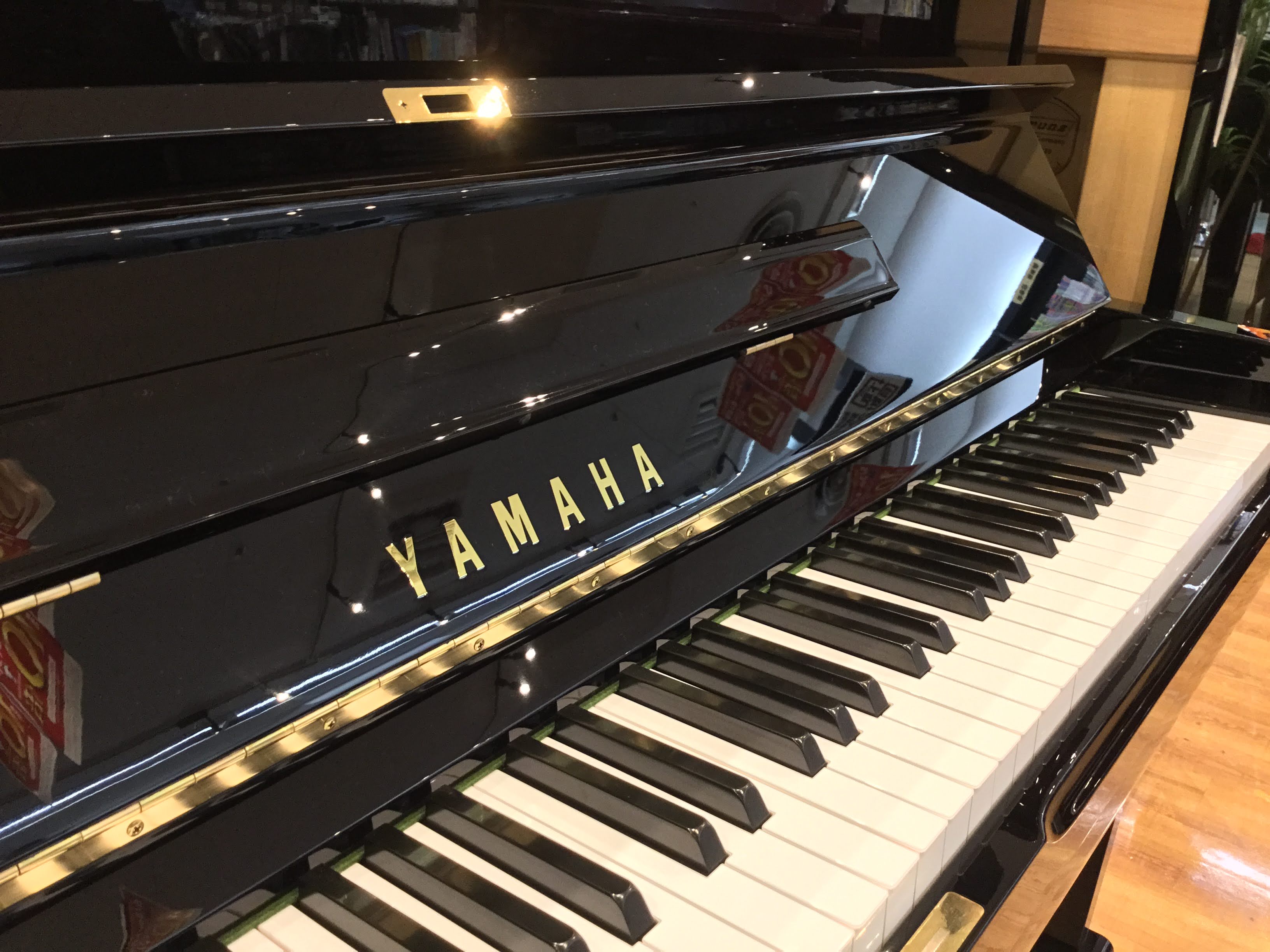 スタンダードなヤマハの中古ピアノ入荷しました。弾いた感じも好印象です！