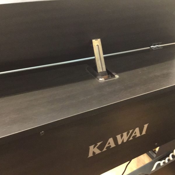 ピアノの背面もしっかりと化粧板されてロゴ入り。譜面台は3段階に角度がつけられます。