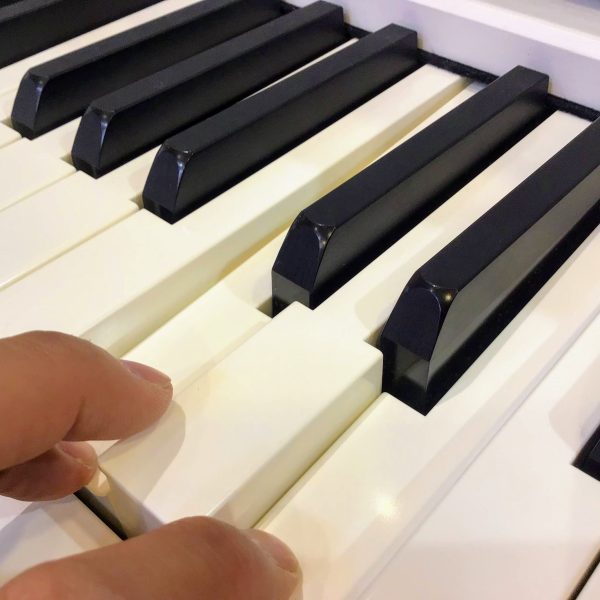 鍵盤は樹脂製ですが、YDPシリーズと比較してピアノらしい手ごたえで、好感触です。