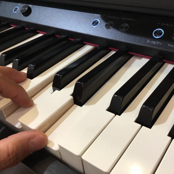 ローランドの木製ハイブリッド鍵盤はその耐久性と安定感、何より自然な演奏感に定評があります。
