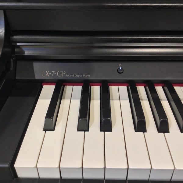鍵盤低音部にスイッチがあります。蓋を閉めればオートOFF機能があるので消し忘れもなく安心です。