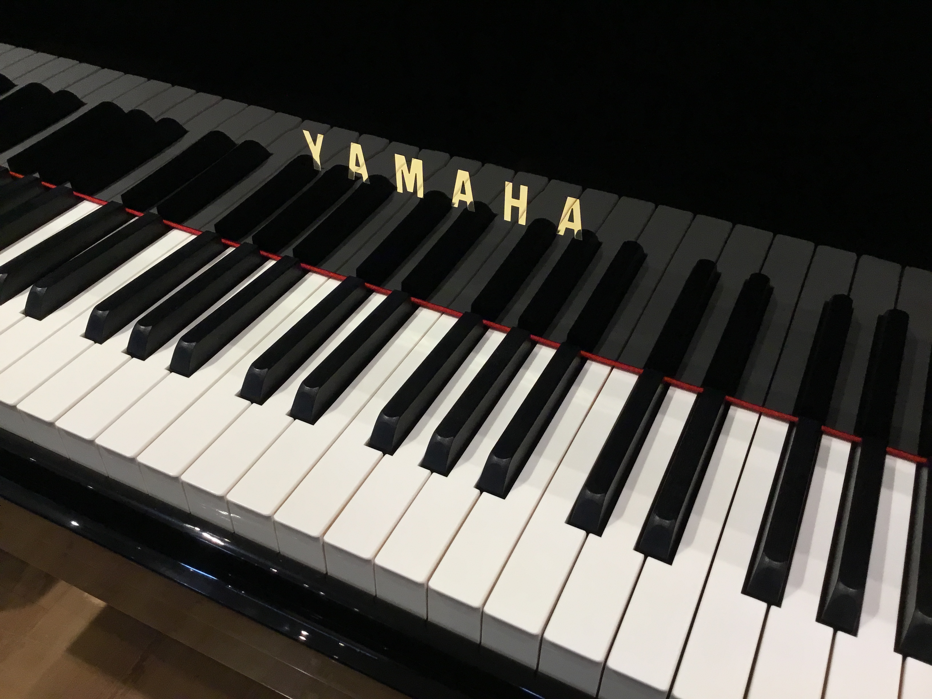 ヤマハ純正サイレント付き。ヘッドホンでも練習できるグランドピアノです。
